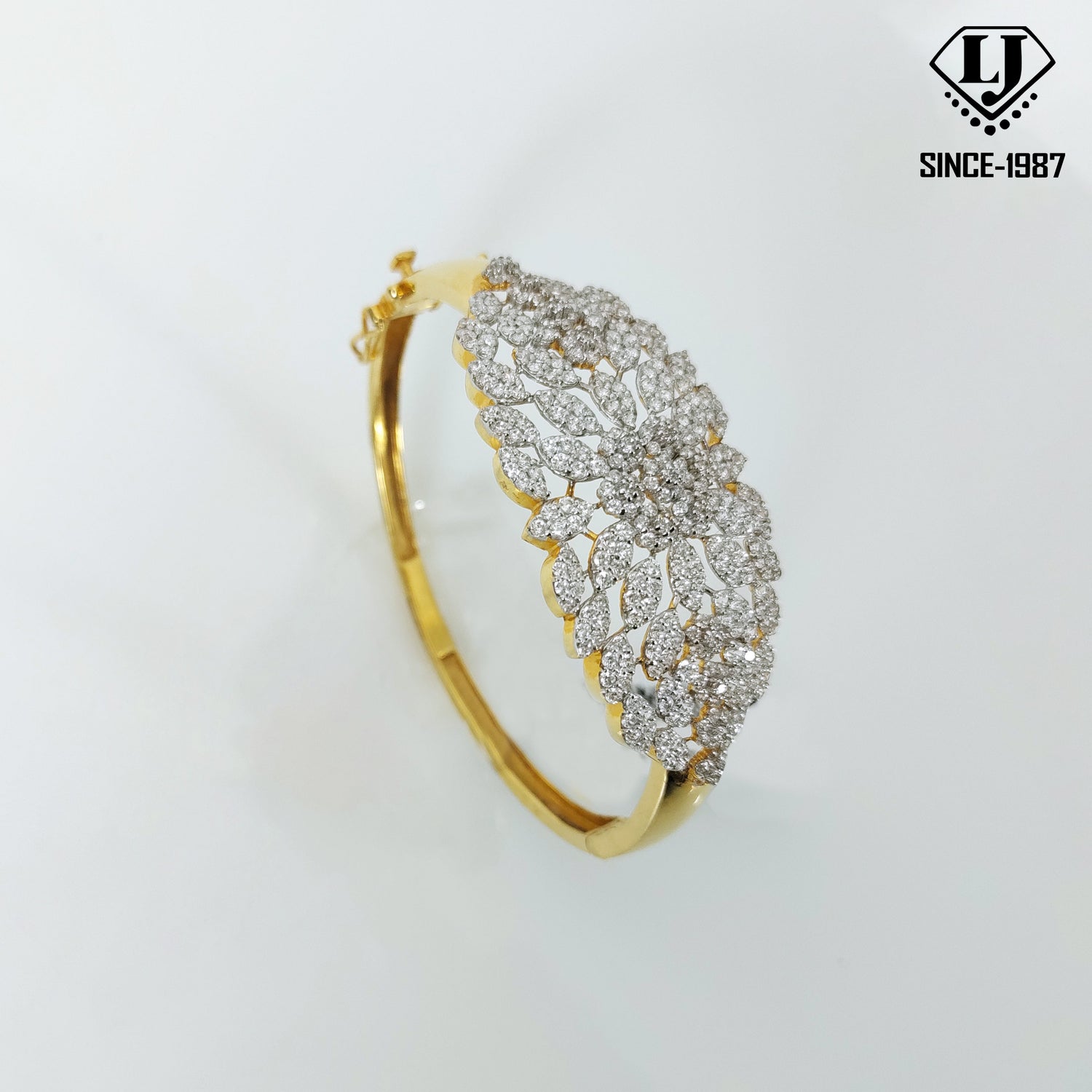 "Elegant 22kt gold bracelet, designed for timeless luxury and sophistication"