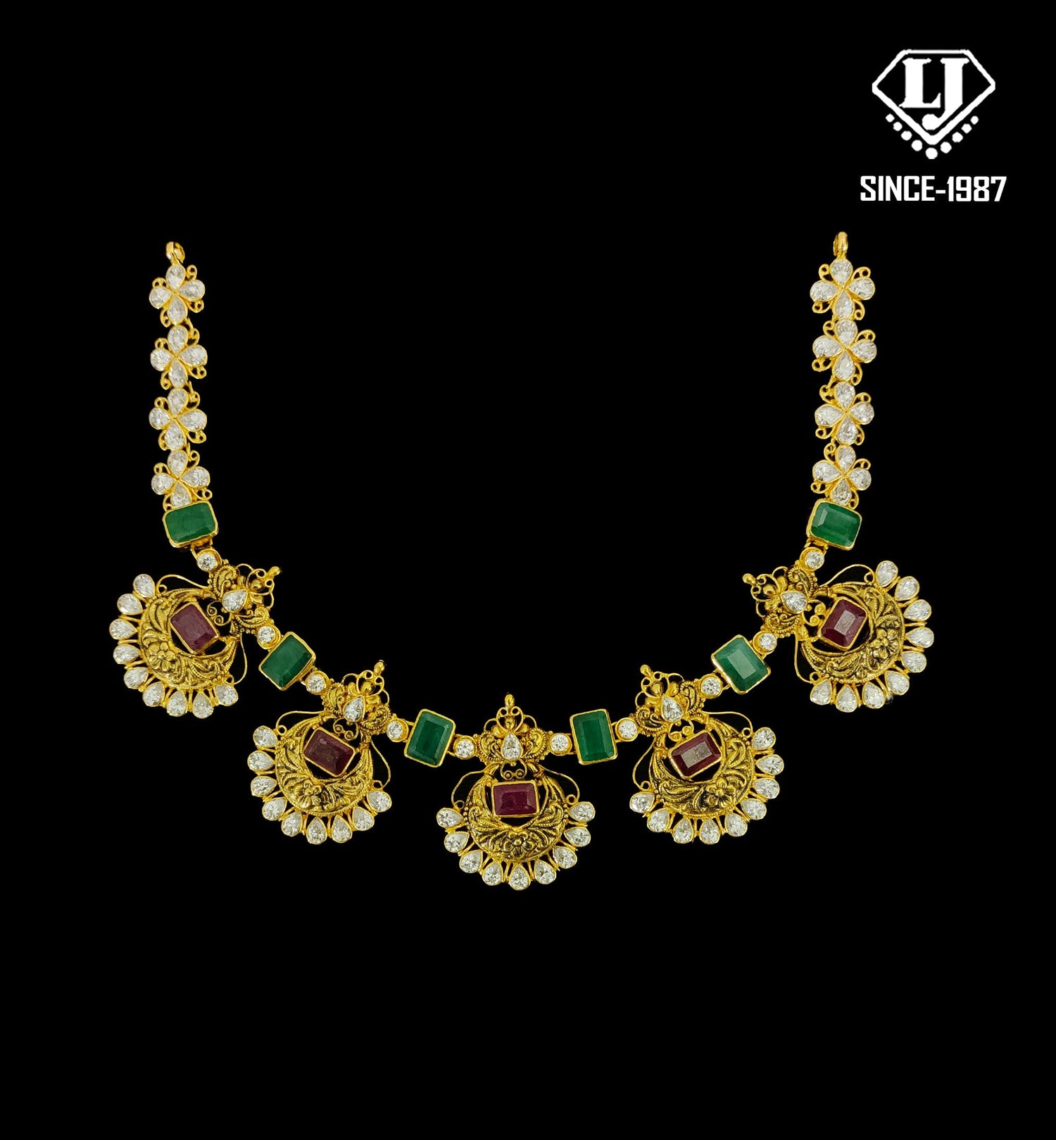 "Elegant 22kt gold necklace designed for timeless luxury and sophistication"