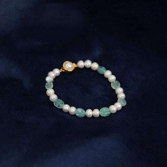 "Classic pearl bracelet featuring timeless design and lustrous pearls"