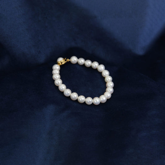 "White pearl bracelet featuring classic design for versatile elegance"